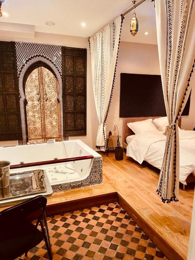 Jacuzzi Love Room Париж Экстерьер фото