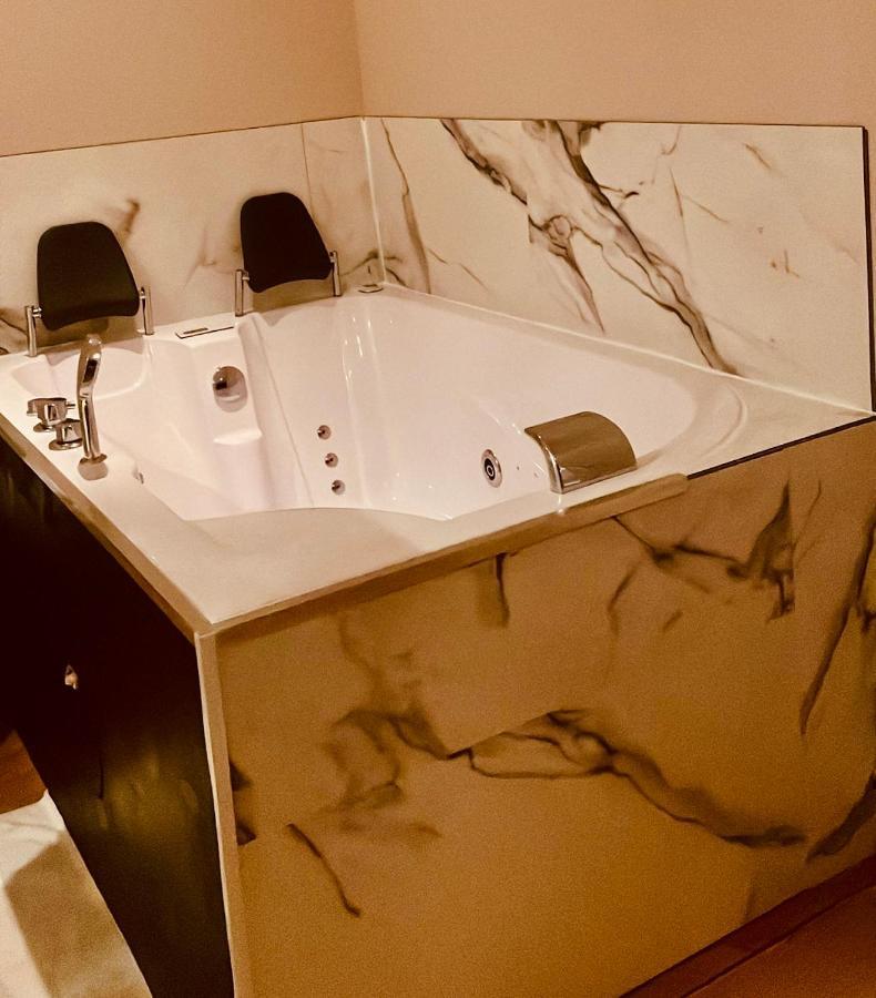 Jacuzzi Love Room Париж Экстерьер фото